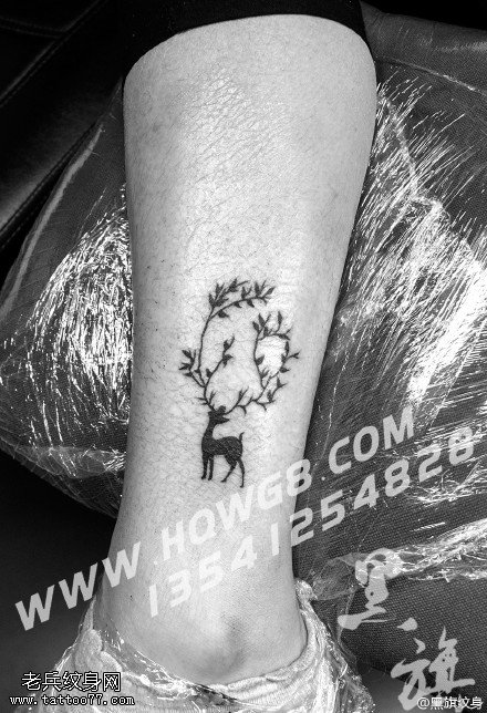 脚腕上的小鹿纹身图案
