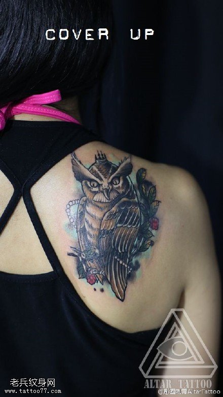 肩膀彩绘的猫头鹰纹身图案