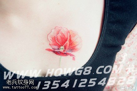 胸前的罂粟花纹身图案