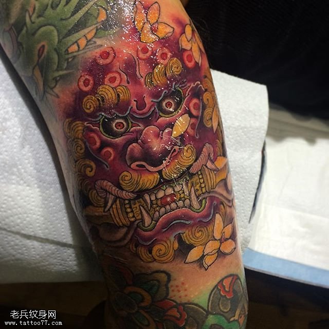 腿部彩绘石狮子纹身图案