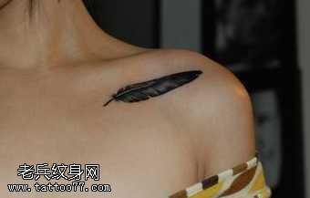 美女锁骨一根小小的羽毛纹身图案