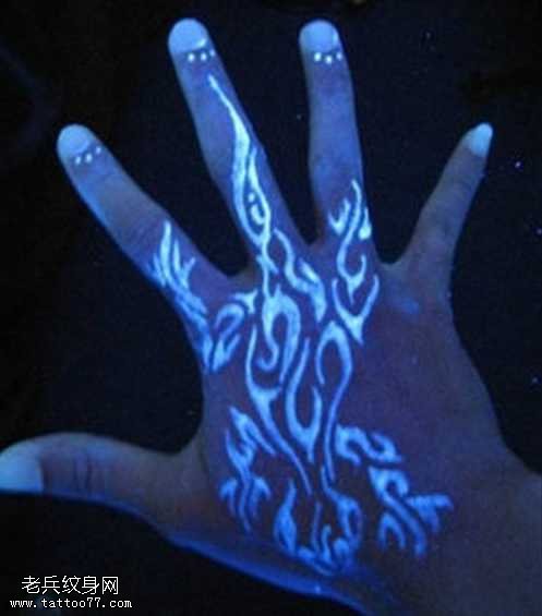 手背上发光的荧光纹身图案