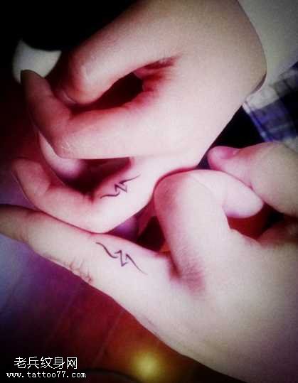手指情侣简约时尚字符纹身图案