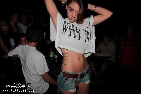 腰部欧美女性英文时尚纹身图案