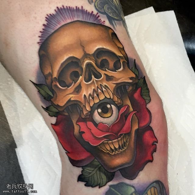腿部的骷髅眼纹身图案