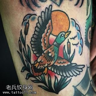 腿部的小天鹅纹身图案