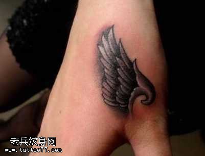 手部翅膀纹身图案