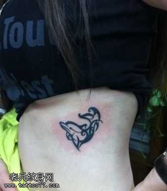 肋部图腾海豚纹身图案