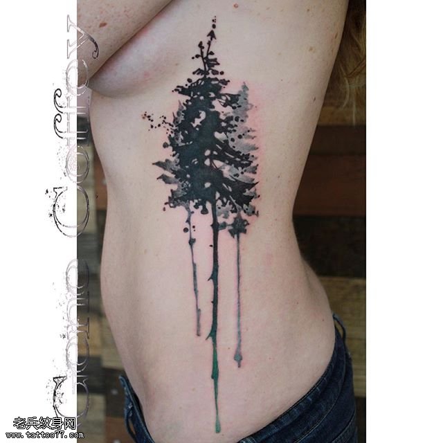 胸侧水墨松树纹身图案