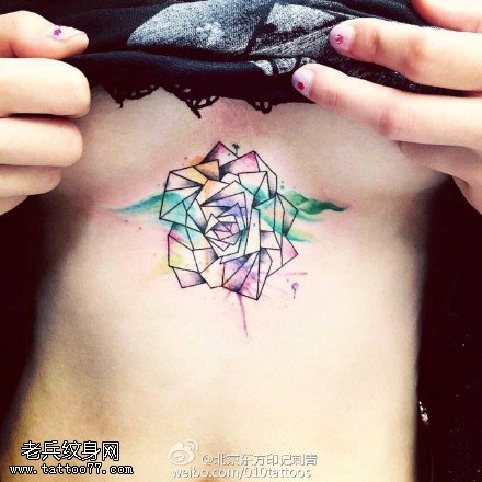 胸下水彩花卉纹身图案