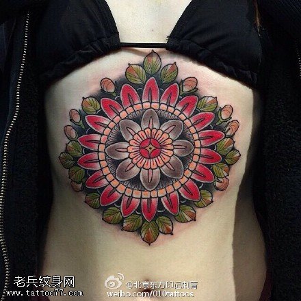 胸前漂亮的梵花纹身图案