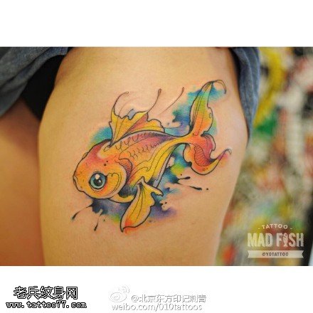 大腿上水彩的金鱼纹身图案