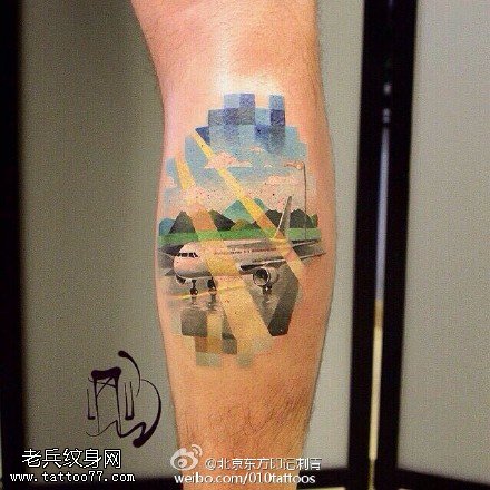 小腿上的飞机纹身图案