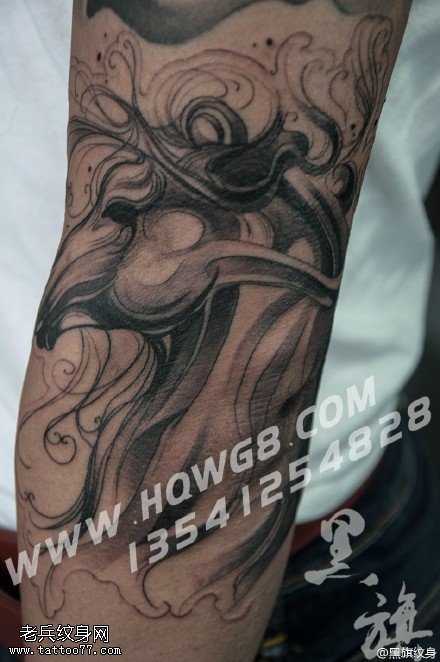 大腿上飘逸的马纹身图案