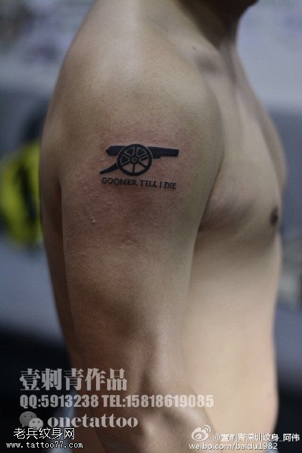 肩膀的转盘手枪纹身图案