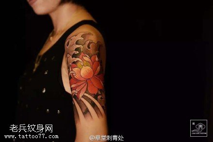 美女肩膀的莲花纹身图案