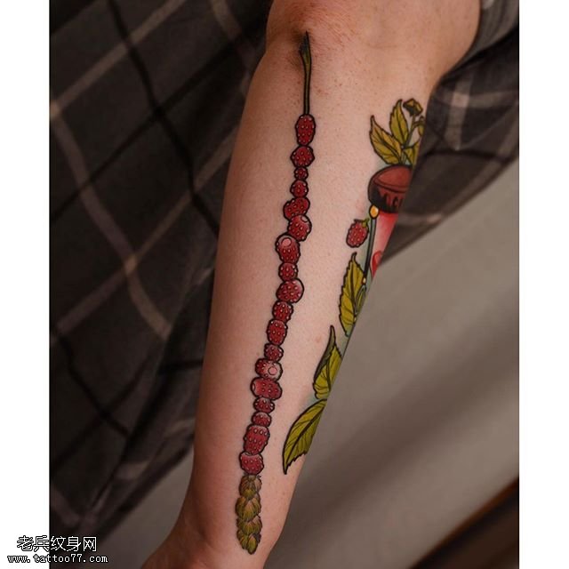 腿部的果实纹身图案
