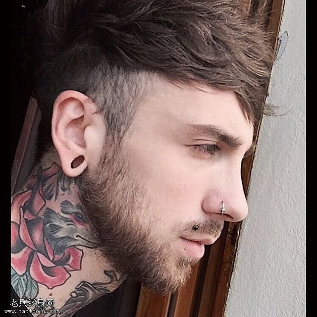 脖子上的老鼠纹身图案