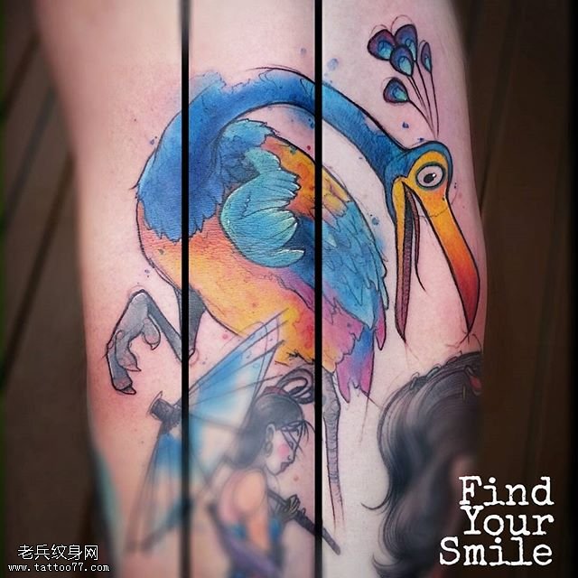 腿部的天鹅纹身图案