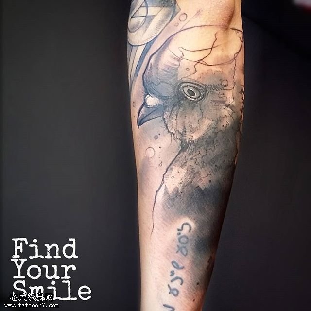 手臂黑灰点刺鸟儿纹身图案