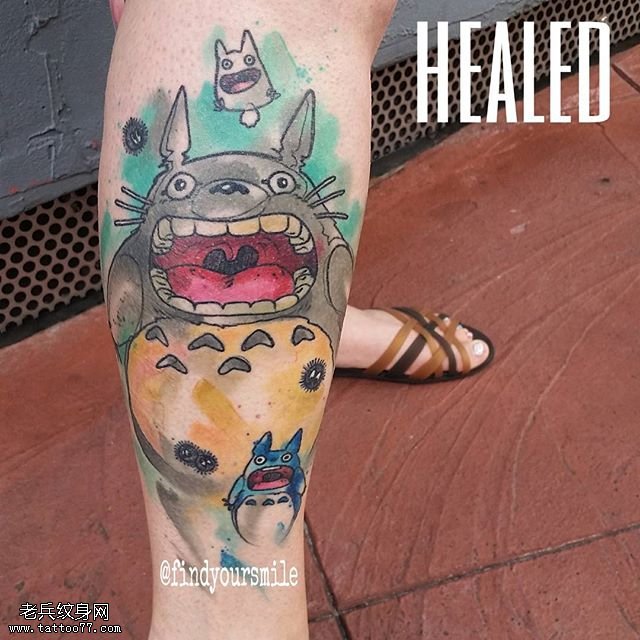 小腿上可爱的龙猫纹身图案