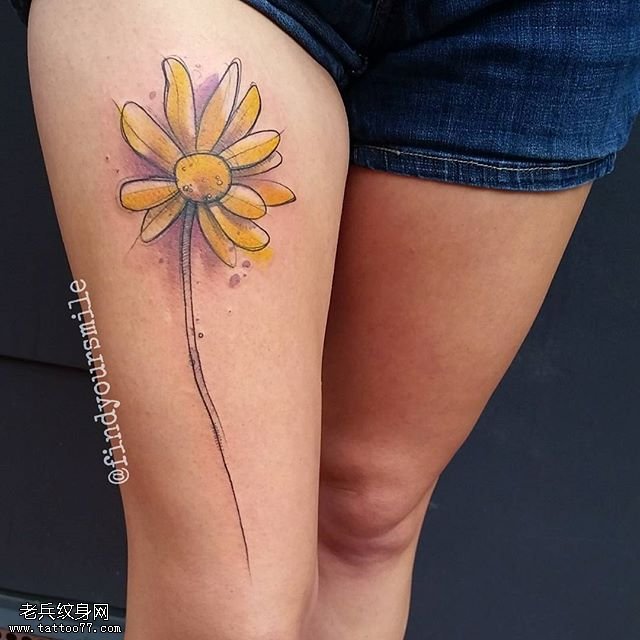 大腿水彩小黄花纹身图案