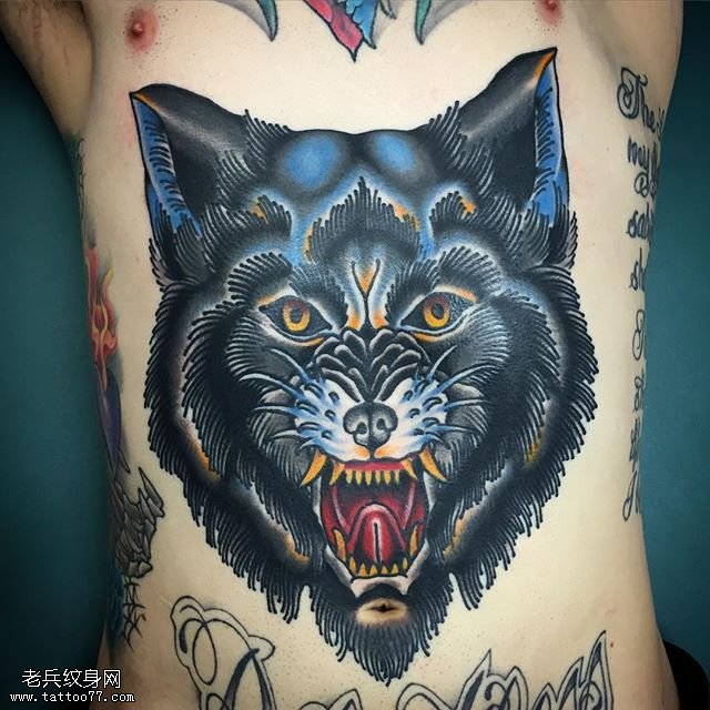 腹部的黑豹纹身图案