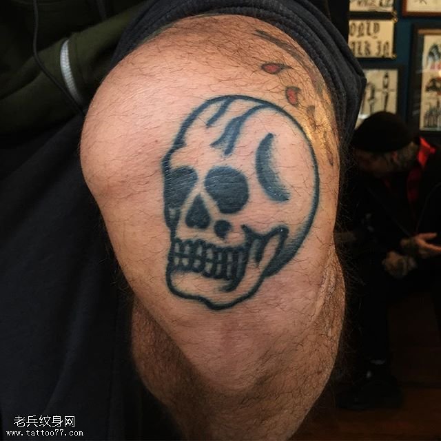 膝盖上的骷髅头纹身图案