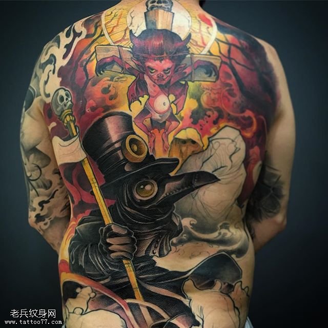 背部的乌鸦先生纹身图案