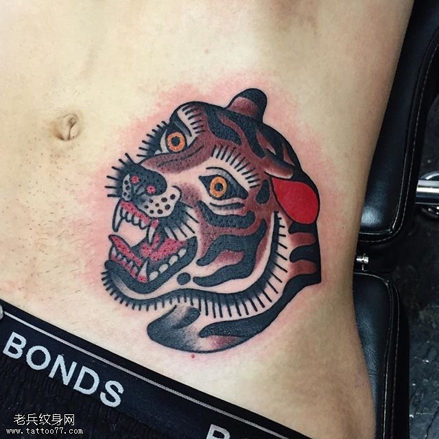 腹部的花豹纹身图案