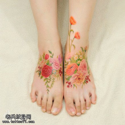脚面上清新的花卉纹身图案