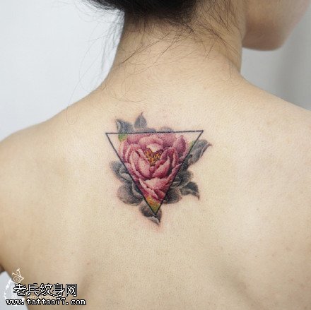 背上的三角牡丹纹身图案