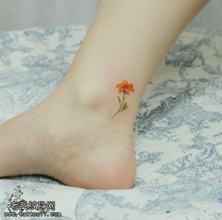 脚腕上的清新小花纹身图案