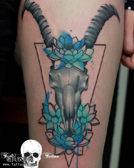 大腿上的羊骨纹身图案