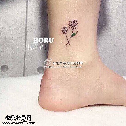 脚腕上简单小花纹身图案