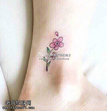 脚腕上的小花卉纹身图案