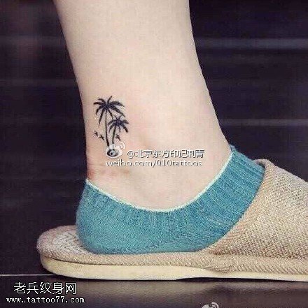 脚腕上的椰子树纹身图案
