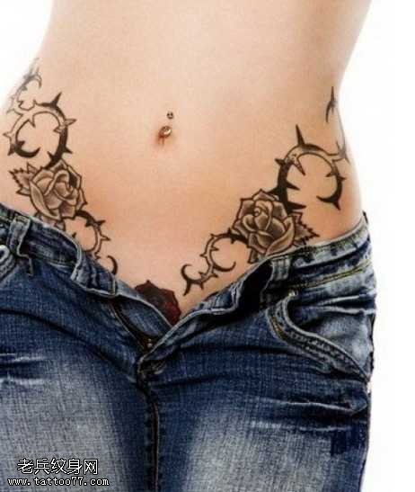 腰部玫瑰蔓藤纹身图案