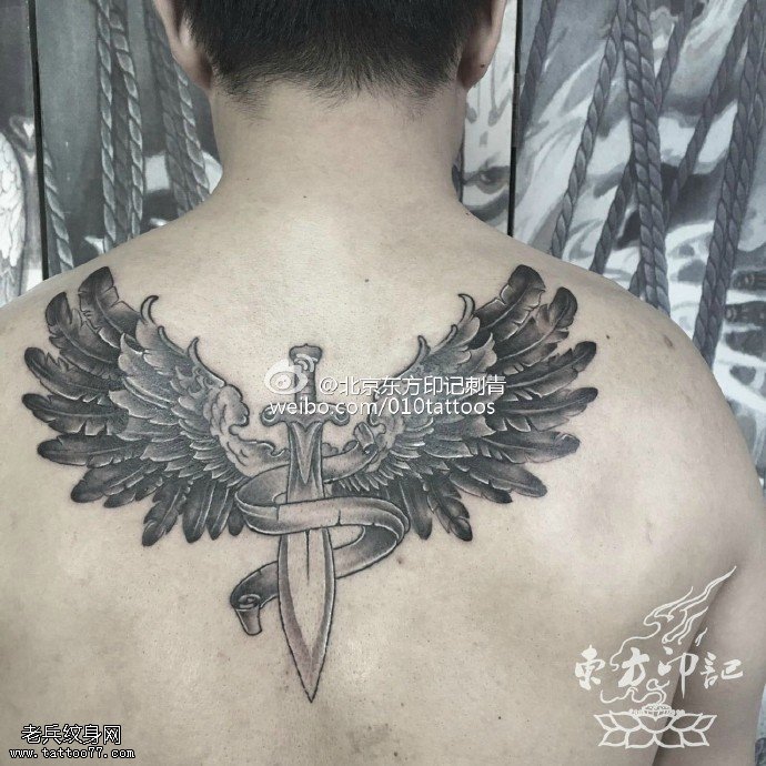 背部创意的翅膀纹身图案