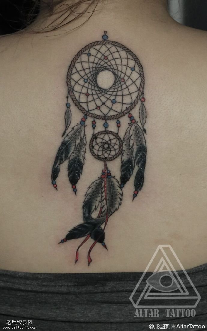 背部经典的捕梦网纹身图案