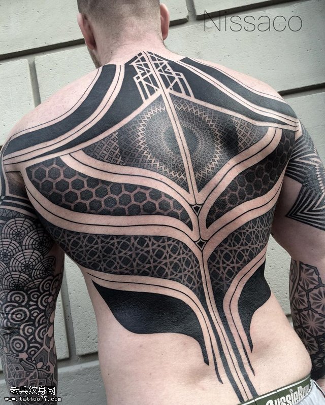 背部的大型图腾纹身图案