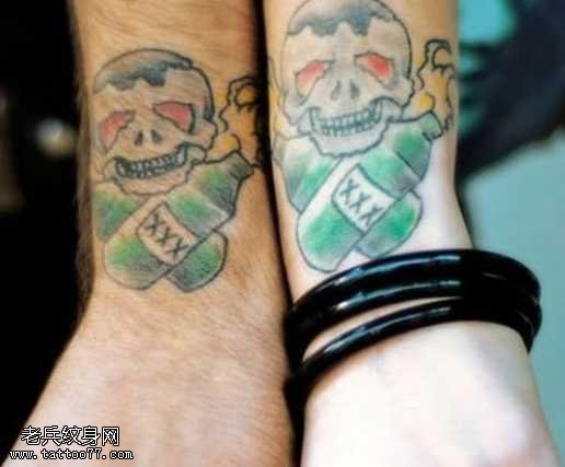 手臂骷髅娃娃情侣纹身图案