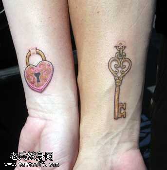 手臂钥匙锁情侣纹身图案