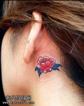 耳部牡丹纹身图案