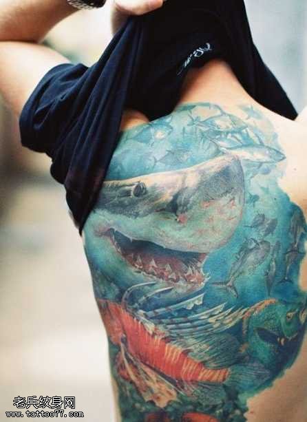 背部男人鲨鱼纹身图案