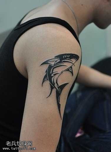 手臂上帅气的鲨鱼图腾纹身图案