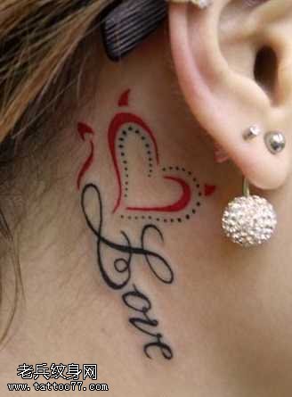 耳部美女爱心文字纹身图案