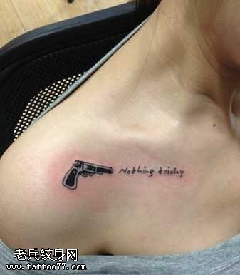 女生锁骨小手枪纹身图案