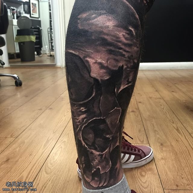 小腿的3D大骷髅纹身图案
