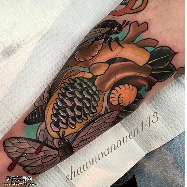 小腿上的心脏纹身图案